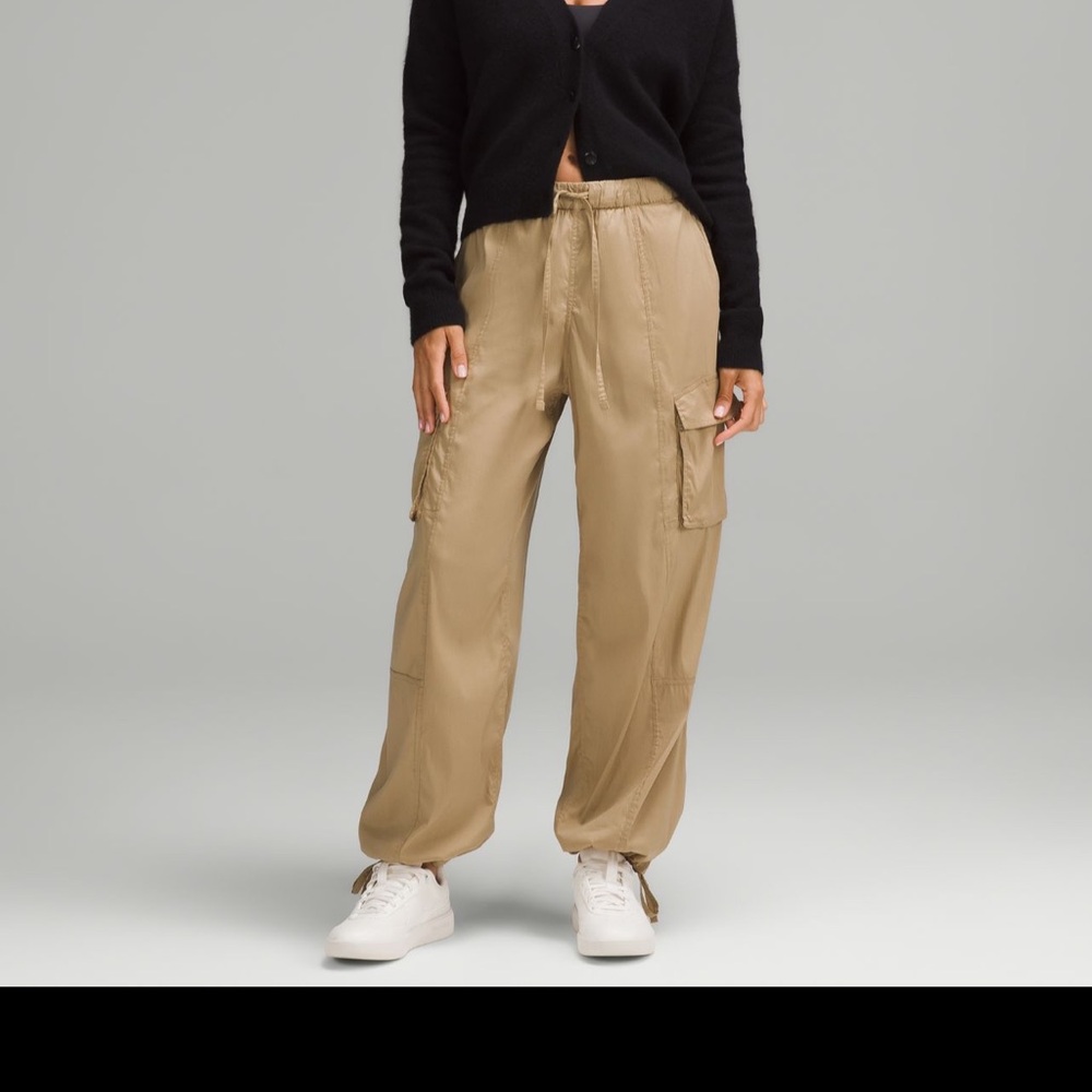Lululemon Lightweight adjustable mid rise cargo pant EUC size medium